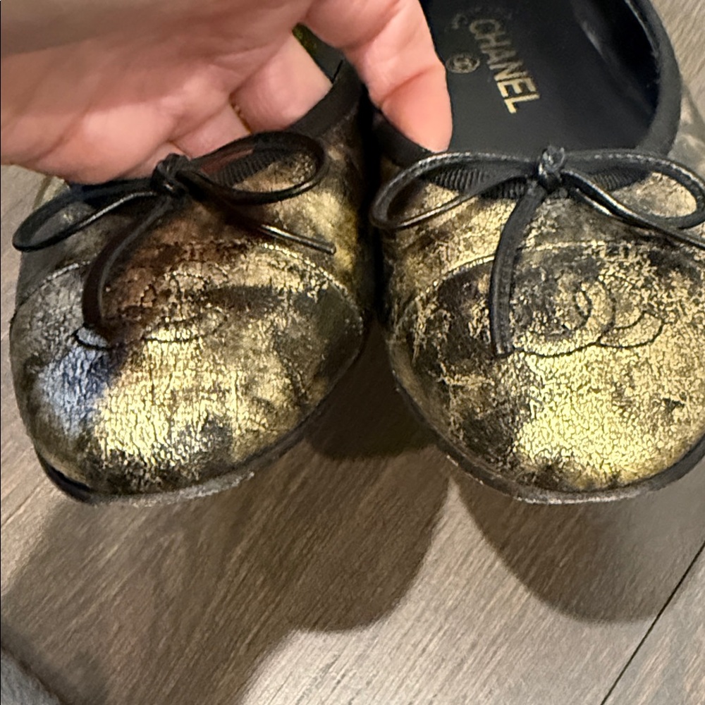 CHANEL Women's Black and Gold ballet flats - Picture 4 of 10